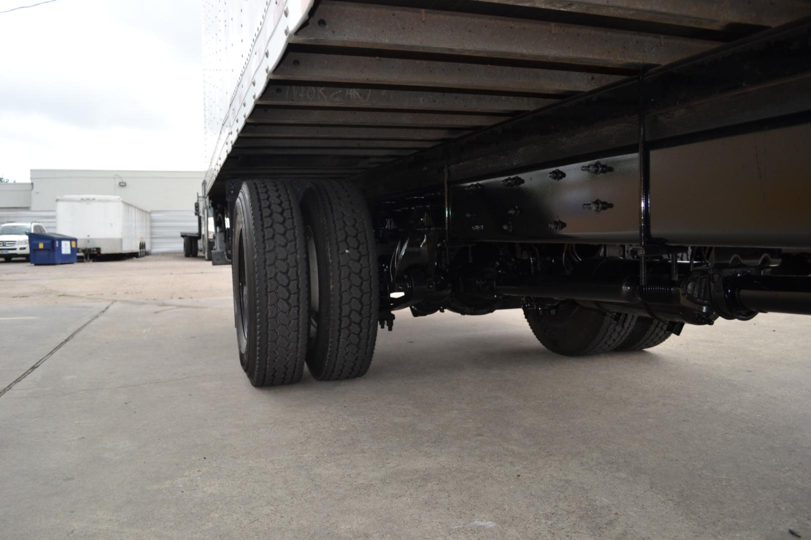 2018 WHITE /BLACK FREIGHTLINER M2-106 with an CUMMINS B6.7L 220HP engine, ALLISON 2100RDS AUTOMATIC transmission, located at 9172 North Fwy, Houston, TX, 77037, (713) 910-6868, 29.887470, -95.411903 - Photo#9